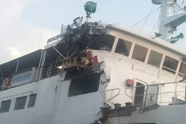 KMP Windu Karsa Dwitya yang terlibat tabrakan dengan KMP Virgo mengalami kerusakan di bagian pojok atas. (foto:Istimewa)