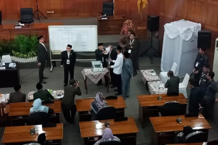 Proses Pemilihan Wakil Walikota Cilegon di Gedung DPRD Kota Cilegon, Jumat (12/04/2019) berjalan lancar. (foto:TOPmedia)