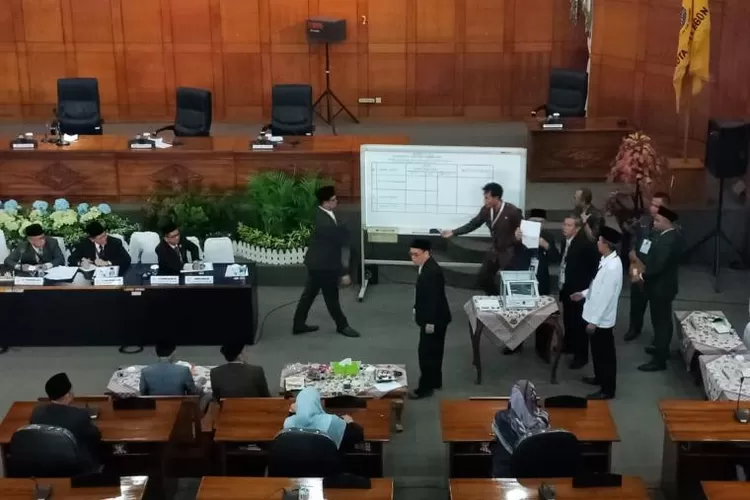 Proses Pemilihan Wakil Walikota Cilegon, Ratu Ati dan Reno Yanuar di Gedung DPRD Kota Cilegon. (foto:TOPmedia.co.id)