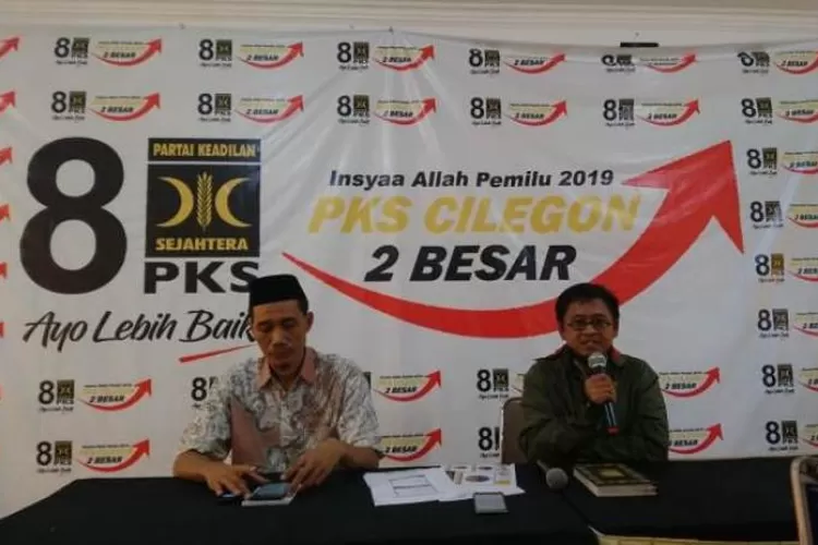 Ketua DPD PKS Kota Cilegon Abdul Ghoffar saat jumpa pers Senin (22/4/2019). (Foto:TOPmedia)