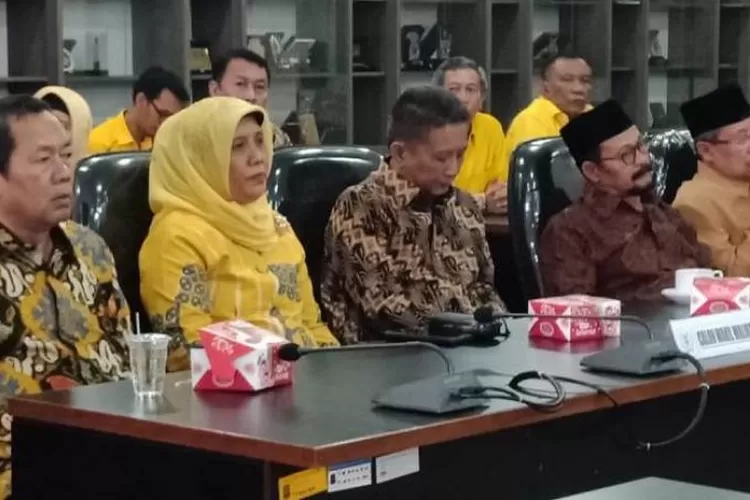 Ratu Ati saat melakukan pendaftaran ke Sekretariat Panitia Pemilih (Panlih)  DPRD Kota Cilegon, Kamis (4/4/2019). (Foto:TOPmedia)