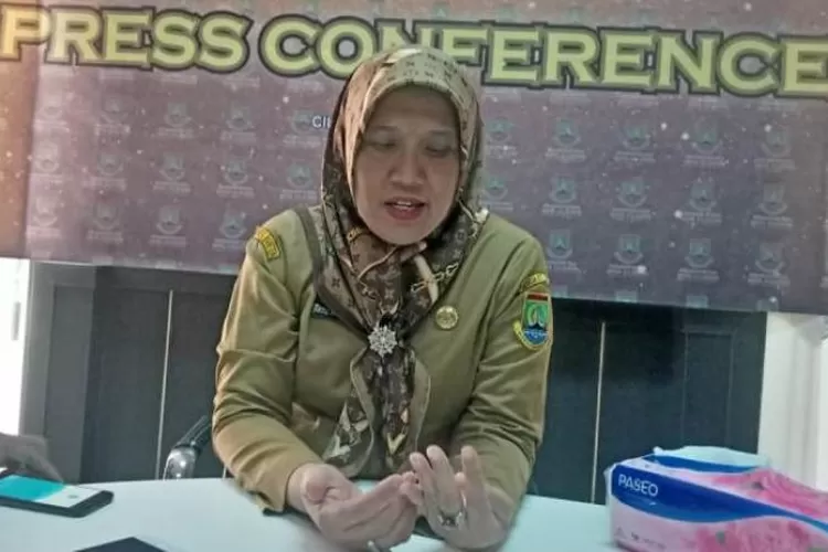 Ratu Ati Marliat saat memberikan keterangan pers terkait pengunduran dirinya sebagai ASN,  di Kantor Bappeda Kota Cilegon, Selasa (2/4/2019). (Foto:TOPmedia)