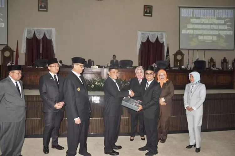 Kepala BPK Perwakilan Provinsi Banten Hari Wiwoho saat menyerahkan  LKPD Pemprov Banten tahun anggaran 2018 kepada Ketua DPRD Banten Asep Rahmatullah (foto:Kominfo)