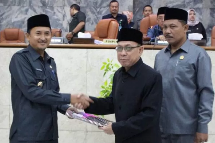  Wakil Bupati Lebak, H. Ade Sumardi saat menyampaikan Pendapat Akhir Tentang Raperda RPJMD Lebak 2019-2024di Gedung DPRD Lebak, Banten, Senin (13/05/2019). (Foto:Topmedia)