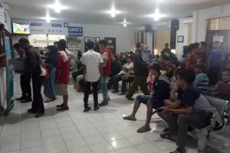 Suasana di Gerai Samsat Banten saat menerima pembayaran pajak kendaraan bermotor (Foto:Topmedia)