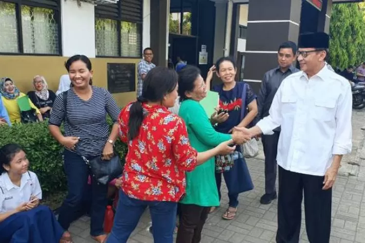 Gubernur Banten Wahidin Halim saat sidak PPDB ke sejumlah SMA/SMK negeri di Kota Tangerang pada Selasa (18/6/2019). (Foto:Ist)