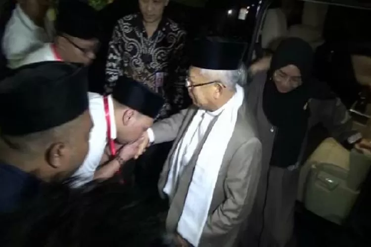 KH. Ma'ruf Amindi saat Ponpes An-Nawawi, Kecamatan Tanara Kabupaten Serang, usai meraih kemenangan di Mahkamah Konstitusi (MK) Kamis Malam, (27/6/2019). (Foto:Topmedia)