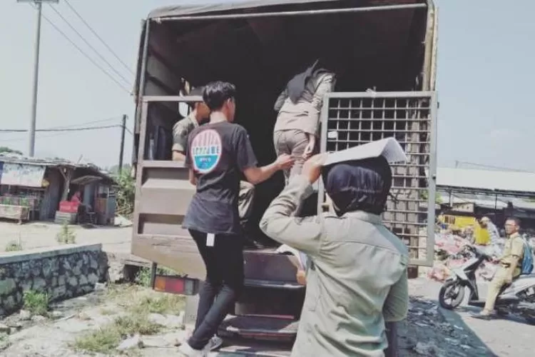 Salah satu pasangan yang terkena razia, ketika diamankan ke mobil milik Satpol PP Kota Cilegon, Selasa (18/6/2019) (Foto:Topmedia)