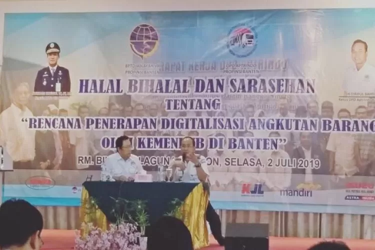 Sosialisasi rencana penerapan digitalisasi angkutan barang oleh Kemenhub di Banten, di Laguna Kota Cilegon, Selasa (2/7/2019). (Foto:Topmedia)