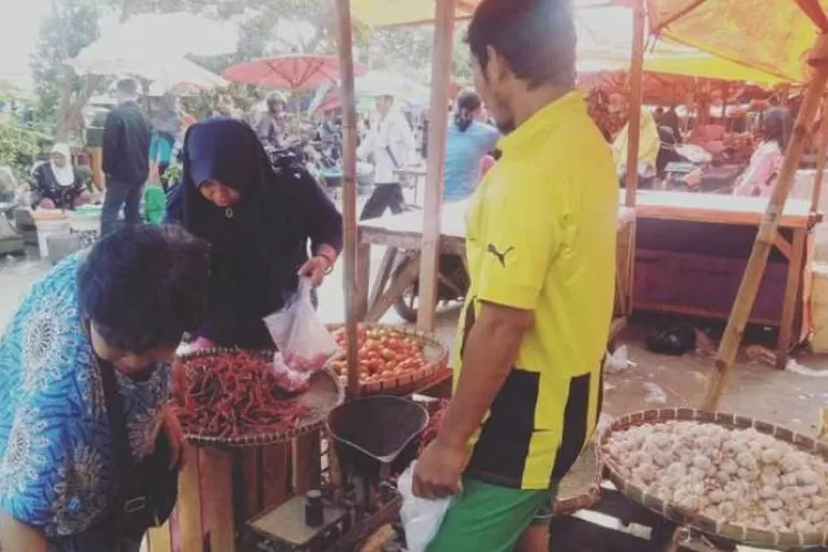 Salah seorang warga saat membeli cabe merah kriting di Pasar Baru Kranggot, Jumat (9/8/2019).