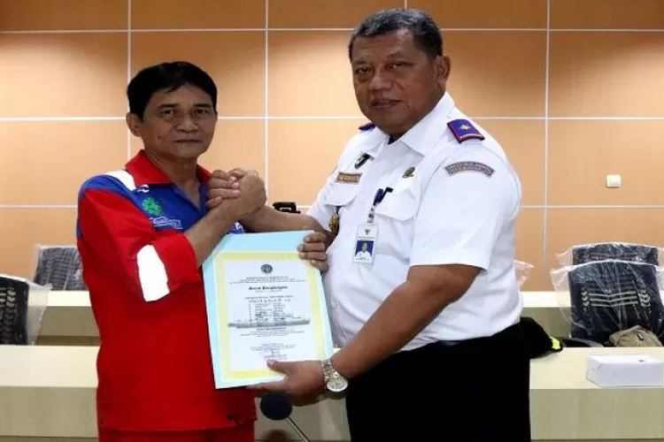 Kepala Kantor KSOP Kelas I Banten Herwanto saat memberikan penghargaan kepada Nakhoda Kapal Tunda, di aula kantor KSOP, Selasa, (27/8/2019).