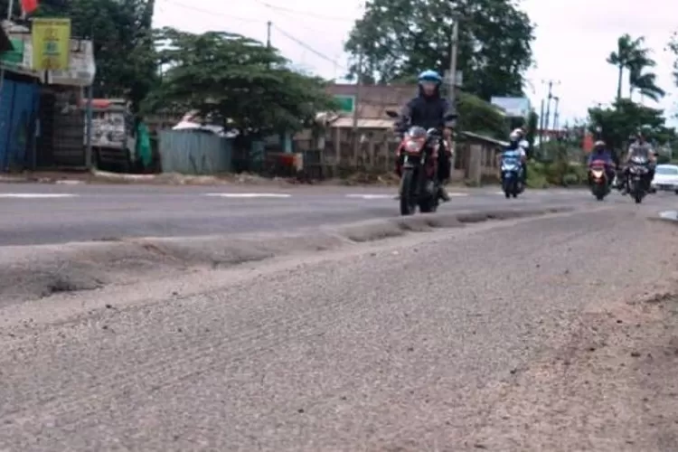 Jalan Raya Serang-Cilegon yang bergelombang. (Foto: Detik.com)