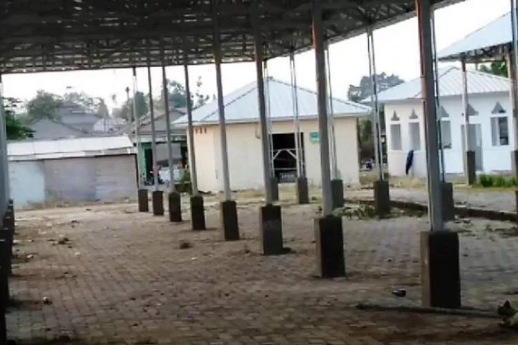 Awning yang disediakan oleh Pemkot Serang di Pasar Kepandean sepi tidak ada yang mengisi. (Foto: TOPmedia)