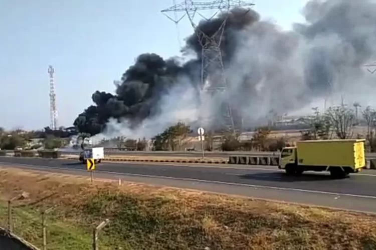 Kebakaran terjadi di luar pagar tol Tangerang-Merak (Tamer), tepatnya di KM 87, dekat Gerbang Tol (GT) Cilegon Timur.