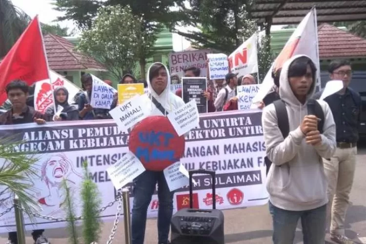 Mahasiswa yang tergabung dalam Aliansi Pemuda Mahasiswa Untirta (APMU) menggelar aksi unjuk rasa di depan gedung rektorat Untirta, Jumat (20/12/2019)