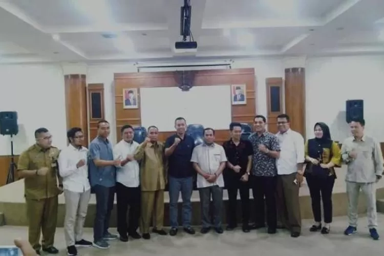 Sejumlah anggota DPRD Kabupaten Serang terutama komisi IV melakukan kunjungan kerja ke DPRD Kota Cilegon, Senin (6/1/2020). Foto:Topmedia