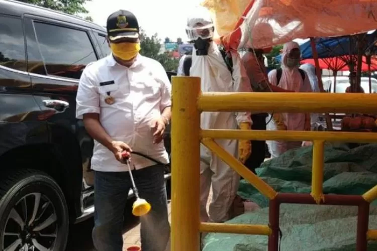 Walikota Cilegon Edi ariadi  saat melakukan penyemprotan di Pasar Baru Kranggot Cilegon, Selasa (31/03/2020) Foto:Topmedia)