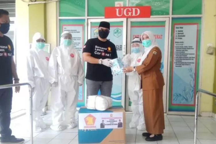 Ketua DPC Gerindra Kota Serang, Budi Rustandi secara simbolis memberikan sumbangan 150 Alat Perlindung Diri (APD) dari Anggota DPR RI, ke salah satu Puskesmas di Kota Serang, Senin (13/4/2020)