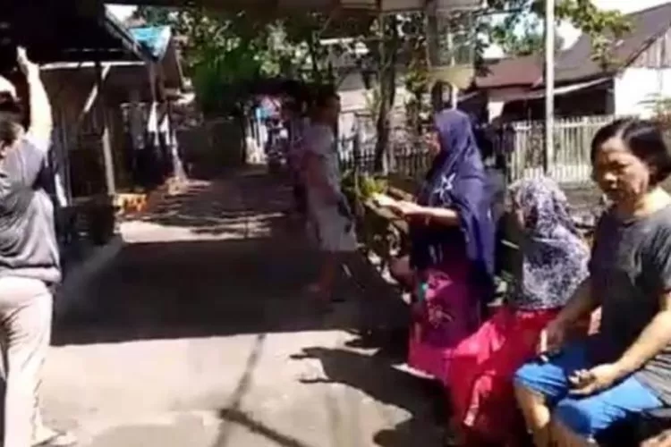 Sejumlah warga Kota Serang sedang berjemur di pagi hari, hal ini dilakukan untuk meningkatkan daya imunitas tubuh, guna menangkal virus Corona, Jumat (3/4/2020)