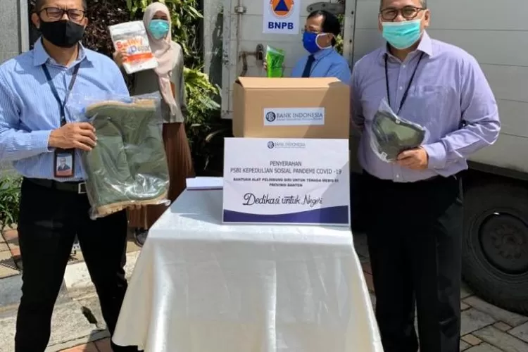 Kepala BI Perwakilan Banten, Erwin Soeriadimadja  saat memberikan bantuan secara simbolis ke BPBD Banten, di depan gedung BI Banten,  Selasa(7/4/2020).