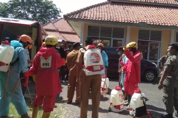 Penyemprotan disinfectan di seluruh desa di Kabupaten Serang mulai dilakukan (Foto:Topmedia)
