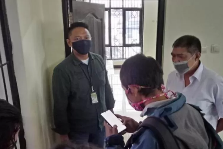 Sales Manager Pertamina Banten, Widhi Tri Adhi Hidayat  saat menggelar Konfrensi Pers, di Kantor Hiswana Migas Banten, Jalan Raya Benggala, Kota Serang, Senin(27/4/2020).