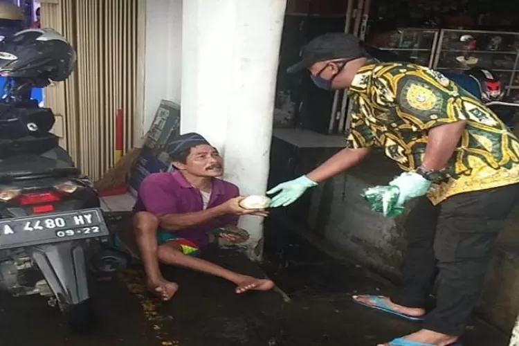 Partai Kebangkitan Bangsa (PKB) Kota Serang menebar ratusan liter beras di sepanjang jalan Kota Serang, Selasa(14/4/2020).