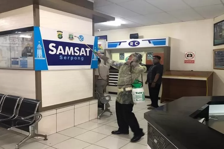 Penyemprotan Disinfektan di Kantor Samsat Serpong