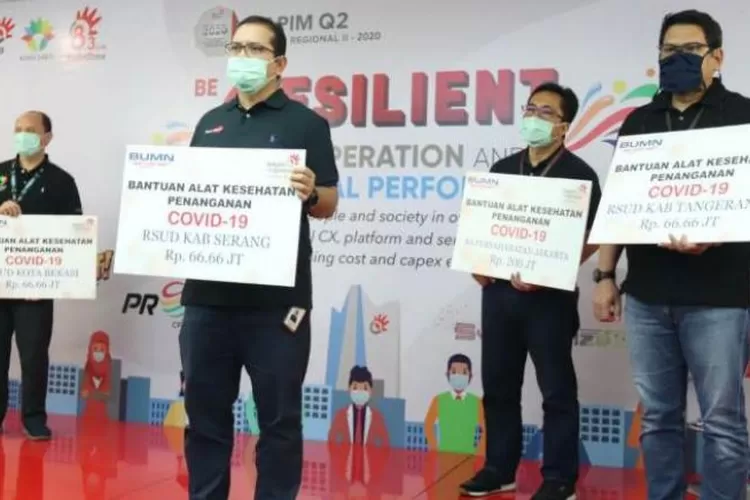 Empat perwakilan Rumah Sakit Rujukan saat menerima Donasi Tanggap Bencana COVID-19 yang disalurkan oleh Telkom Regional II, Selasa(28/4/2020). (Foto:Ist)