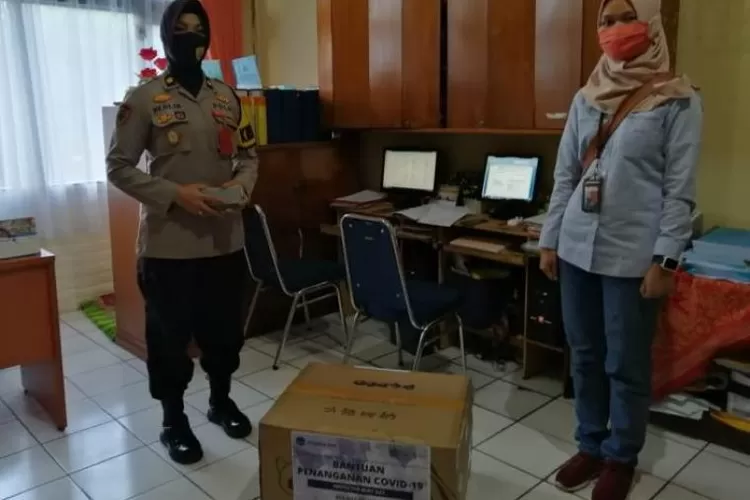 Perwakilan Chandra Asri saat meyalurkan bantuan berupa alat kesehatan ke Polres Cilegon. (Foto:Topmedia)