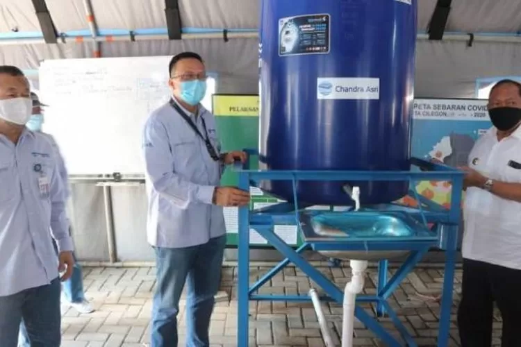PT Chandra Asri Petrochemical Tbk dan mitra pelanggannya, PT Penguin Indonesia, mendonasikan 50 tangki air kepada Pemerintahan Kota Cilegon, Rabu (20/5/2020)