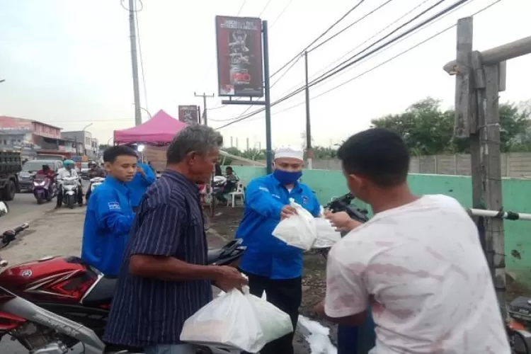Demokrat Kabupaten Serang membagikan nasi bungkus beserta takjil kepada para Pedagang Kaki Lima (PKL), di sepanjang jalan Pasar Anyer, Sabtu(2/5/2020).