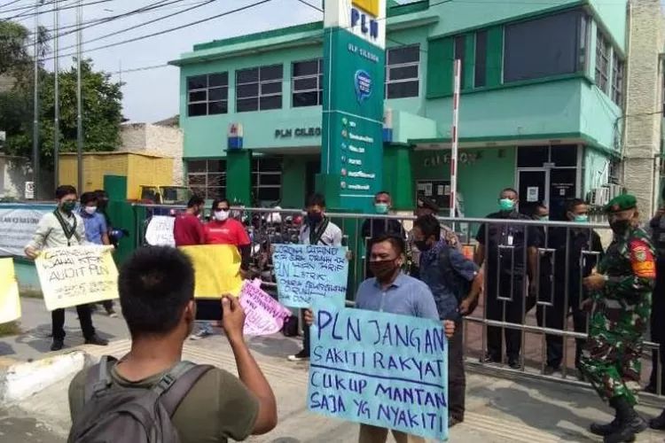  Aliansi Masyarakat Sipil dan Mahasiswa Kota Cilegon melakukan penyegelan terhadap gedung kantor PLN Kota Cilegon, Rabu (13/5).