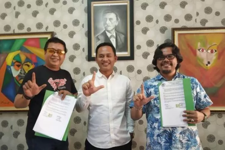 Direktur Untirta Press, Firman Hadiansyah dan Ketua Ikapi Banten, Andi suhud Trisnahadi, usai Penandatangan MoU di Kantor Untirta Press, Kampus Untirta Pakupatan, Kota Serang, Senin (13/7/2020).