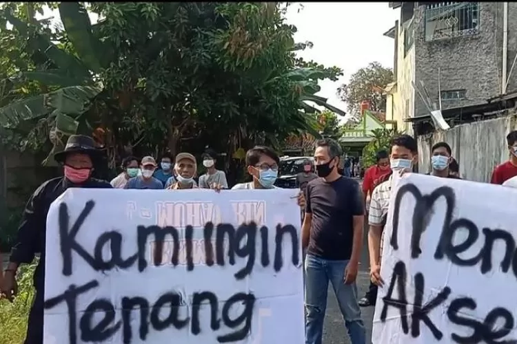 Puluhan warga perumahan P&K Penancangan menggeruduk kantor pengembang perumahan Puri Stadion, Minggu (30/8/2020). (Foto:Ist)