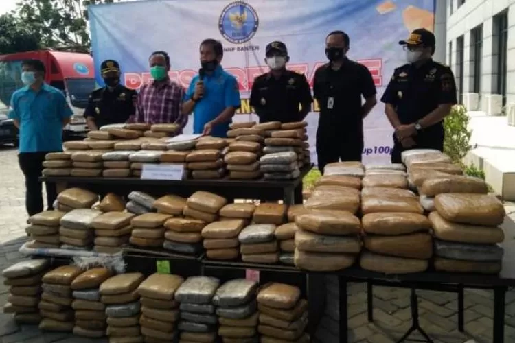 Konfrensi Pers Penangkapan Pelaku Penyelundupan 301 Kilogram Ganja di di Kantor BNN Banten, Rabu (30/9/2020). (Foto:Topmedia)
