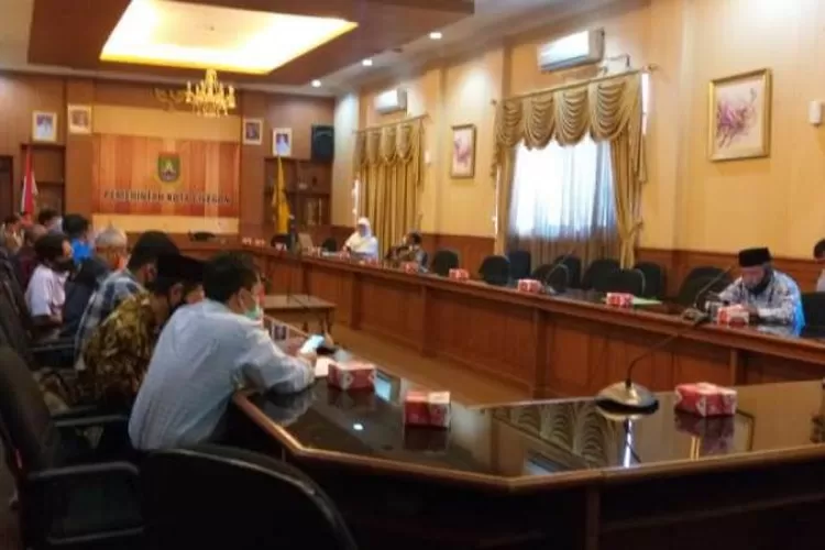 Gerakan Rakyat Anti Kemaksiatan (Gebrak) menyerahkan 2.600 tandatangan petisi di Kantor Wali Kota Cilegon, Kamis (17/9/2020). (Foto:Topmedia)