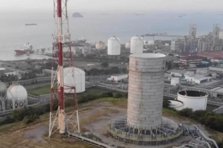 Enclosed Ground Flare (EGF) atau teknologi suar tanpa asap di komplek petrokimianya di Cilegon, Banten.