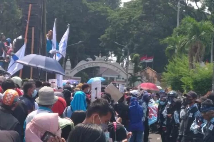 Aksi Damai Ribuan Buruh Kabupaten Serang dengan bernyanyi dan berdendang, Jalan Raya Tambak, Kabupaten Serang, Rabu(14/10/2020).