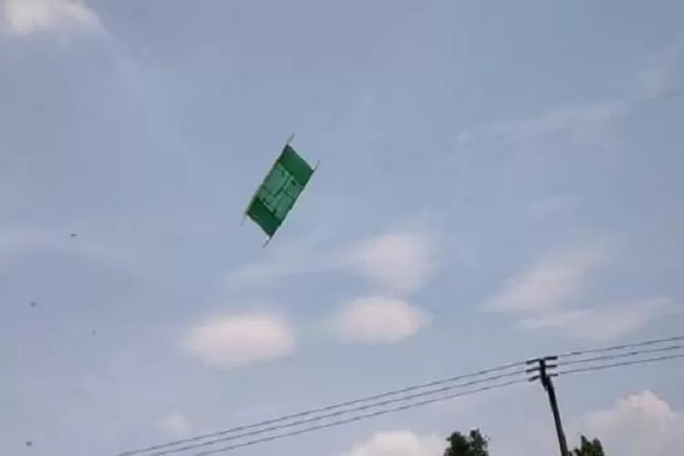 Sebuah layangan berbentuk keranda Jenazah yang di desain ulang oleh salah satu warga Kabupaten Serang, Selasa (20/10/2020)