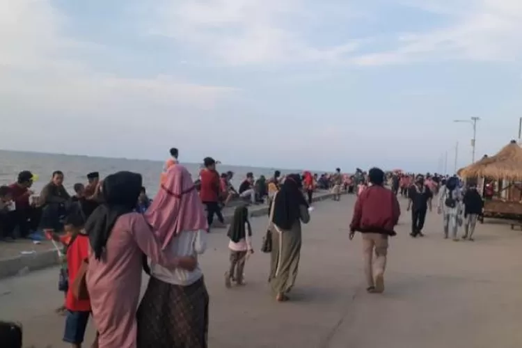 Pengunjung dari berbagai daerah memadai wisata pantai gope yang ada di Kota Serang