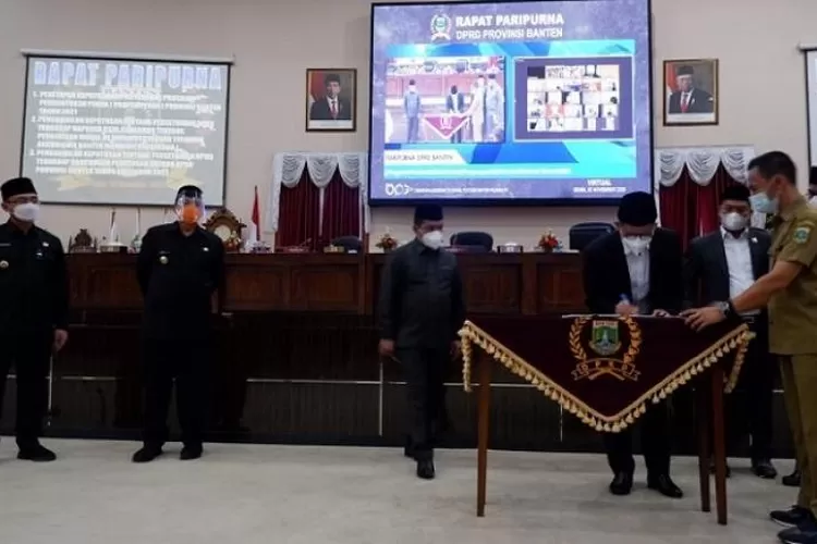 Rapat paripurna pengesahan APBD Tahun Anggaran 2021 di Sekretariat DPRD Banten, KP3B, Kota Serang, Senin (30/11)