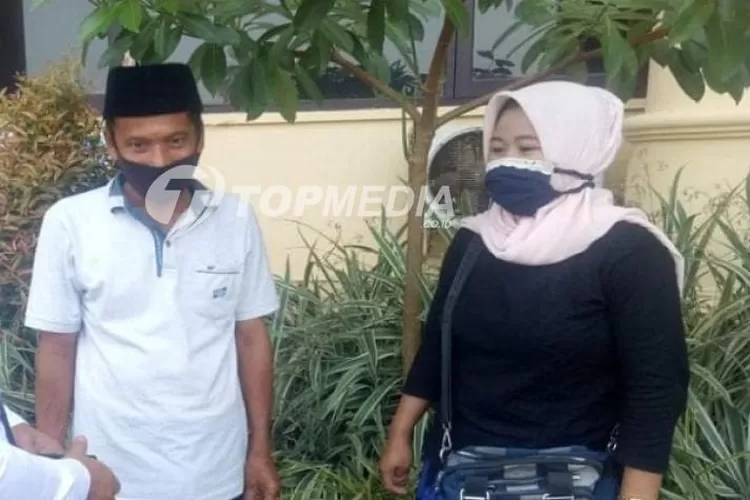 Su Anah (38) warga Kampung Sindangmandi, Desa Panyireupan, Kecamatan Baros, Kabupaten Serang bersama sang suami, tengah mengambil miliknya losbak Suzuki Carry A 8810 AJ, di Mapolda Banten, Rabu(18/11/2020).