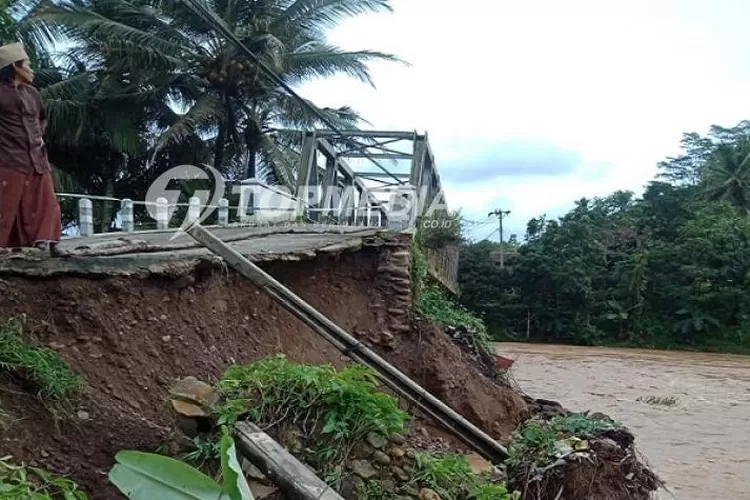  Jembatan Penghubung Sejumlah Desa di Bayah Timur Ambrol akibat tergerus air sungai Cimadur yang meluap, Senin (7/12/2020).