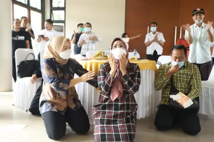 Calon Incumbent Bupati Serang, Ratu Tatu Chasanah usai melakukan sujud syukur dan berdoa, Rabu(9/12/2020).
