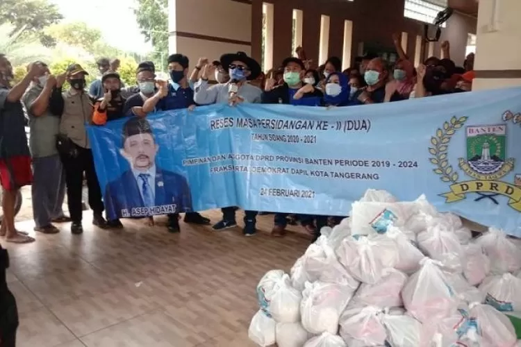Anggota DPRD Banten Asep Hidayat dari fraksi Demokrat mendatangi para korban Banjir di Komplek Perumahan Priuk Damai, Kecamatan Priuk, Kota Tangerang, Rabu (24/02/2021).