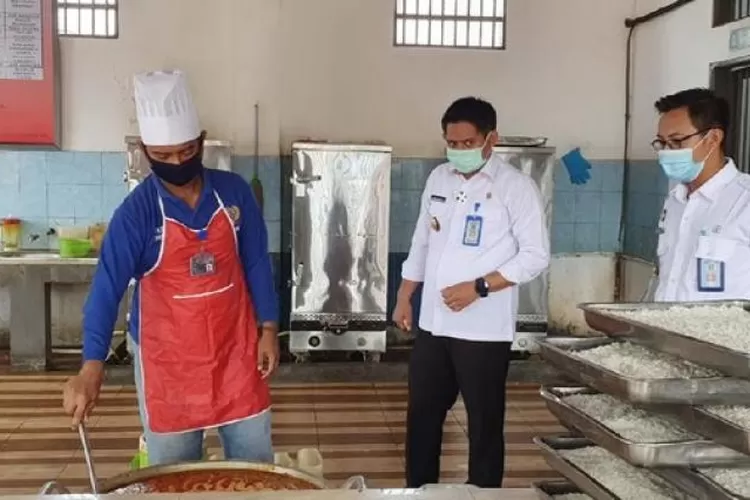 Petugas Dinkes Kota Cilegon melakukan kontroling mutu kualitas pangan di dapur Lembaga Permasyarakatan (Lapas) Kelas IIA Kota Cilegon, Kamis (18/2/2021).