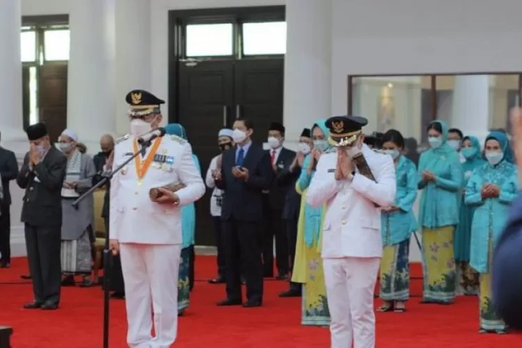 Pelantikan Walikota dan Wakil Walikota Tangerang Selatan di Pendopo Gubernur Banten di Serang, Banten, Senin (26/4).