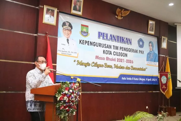 Wali Kota Cilegon, Helldy Agustian saat menyampaikan sambutannya pada pelantikan pengurus PKK Kota Cilegon periode 2021-2026 di Aula Setda Kota Cilegon, Jumat (9/4/2021). (Firasat/TopMedia)