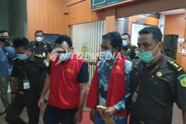 2 Tersangka Dugaan Korupsi Pengadaan Masker Inisial AS dan WF saat dibawa ke Mobil Tahanan oleh Petugas Kejati Banten